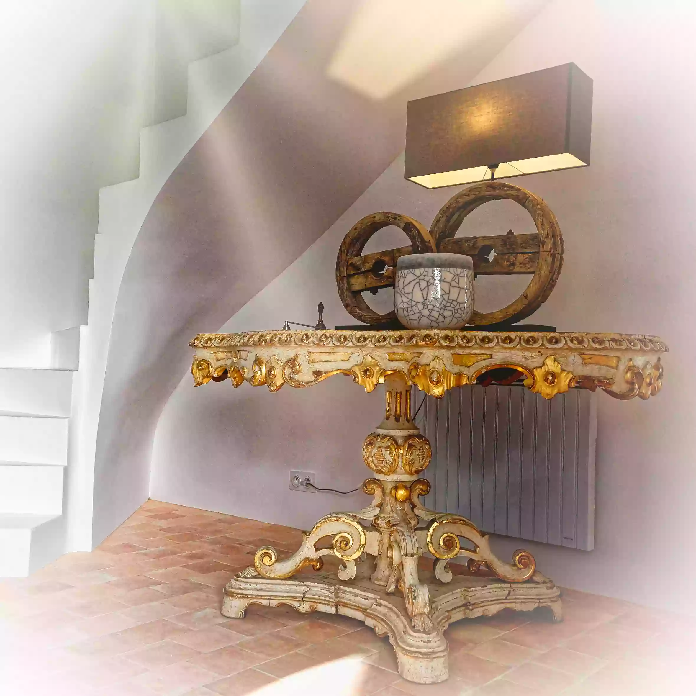 une table baroque italien, objet de décoration du gite la cubane proche de saint antonin noble val en occitanie