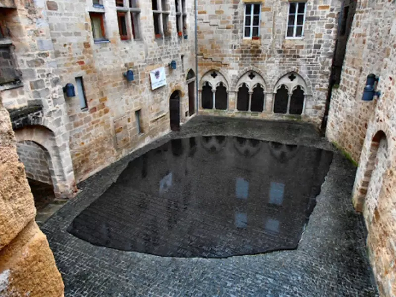 le musée champollion de figeac dans le tarn ; sur la cour pavée, au sol, une reproduction de la pierre de Rosette qui servit à la traduction des hiéroglyphes