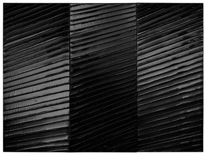 un tableau du peintre Soulages ; le tableau est noir, avec trois zones de même taille, chacune portant des lignes obliques d'angles différents