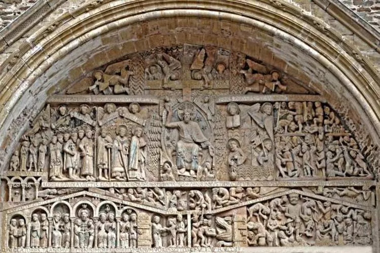 Le tympan de l'église sainte foy de conques, représentant le jugement dernier